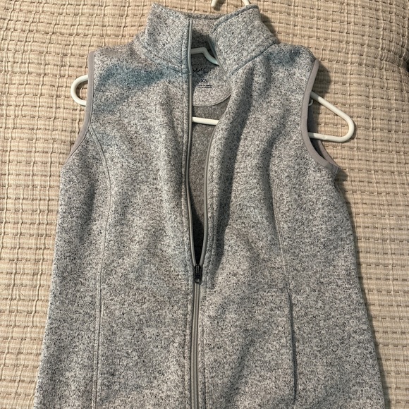 Gray Heathered Vest 🩶 - Picture 3 of 5